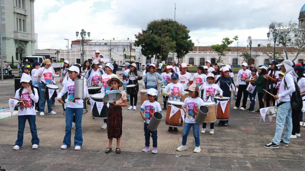 Niñas piden por sus derechos en la Plaza de la Constitución | Álex Meoño