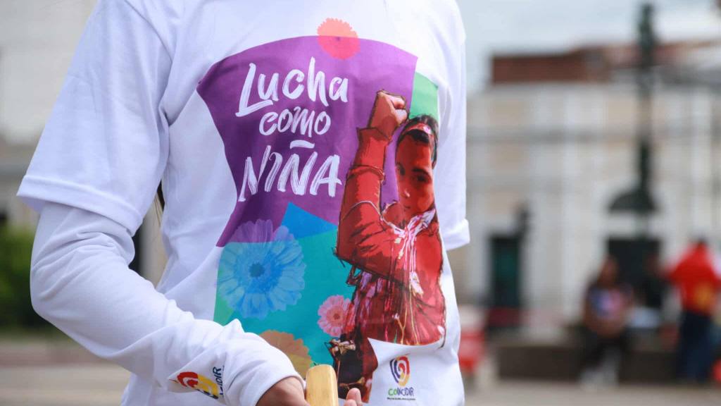 Niñas piden por sus derechos en la Plaza de la Constitución | Álex Meoño