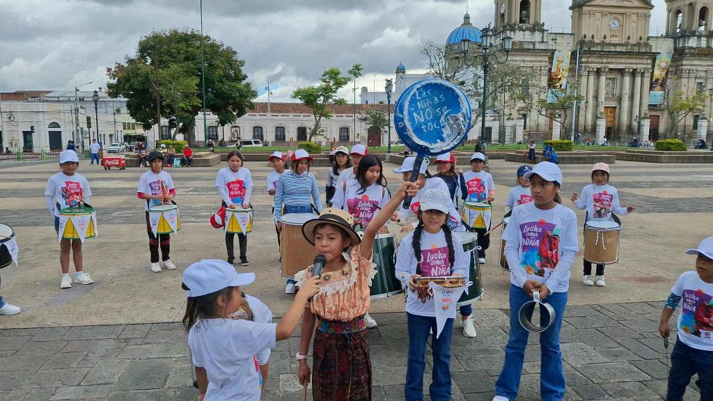 Niñas piden por sus derechos en la Plaza de la Constitución | Álex Meoño