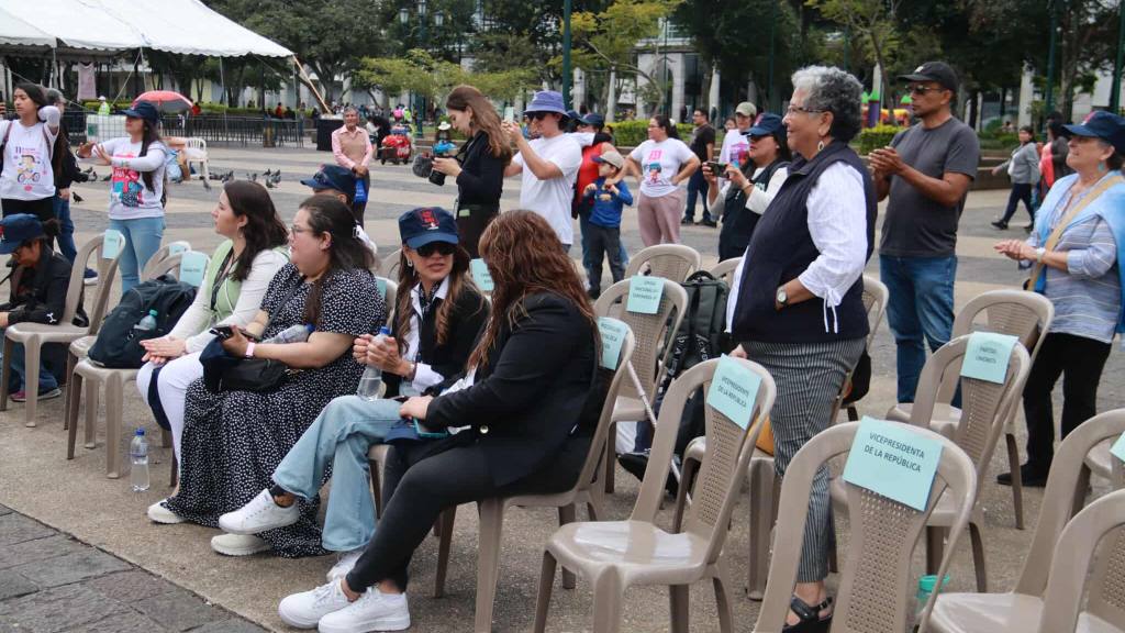 Niñas piden por sus derechos en la Plaza de la Constitución | Álex Meoño