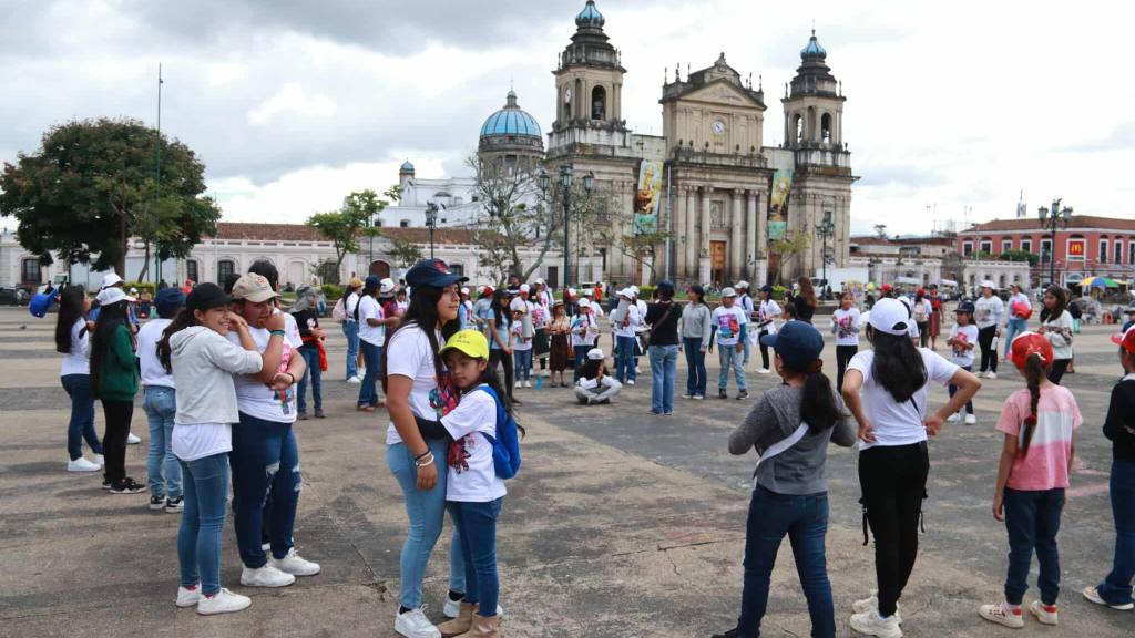 Niñas piden por sus derechos en la Plaza de la Constitución | Álex Meoño