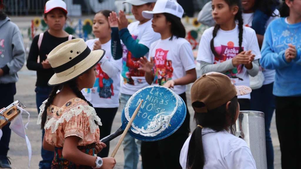 Niñas piden por sus derechos en la Plaza de la Constitución | Álex Meoño