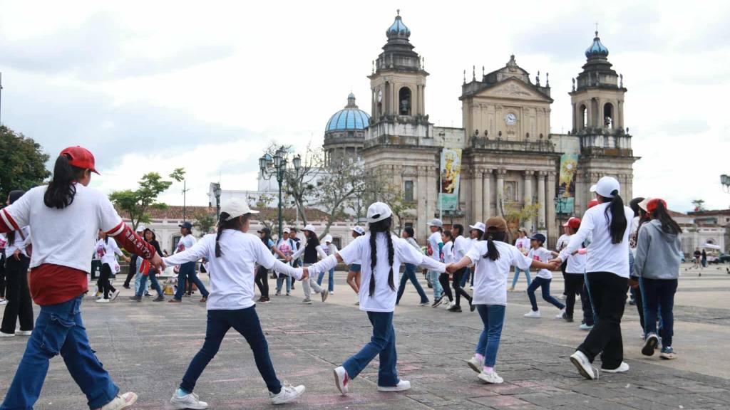 Niñas piden por sus derechos en la Plaza de la Constitución | Álex Meoño