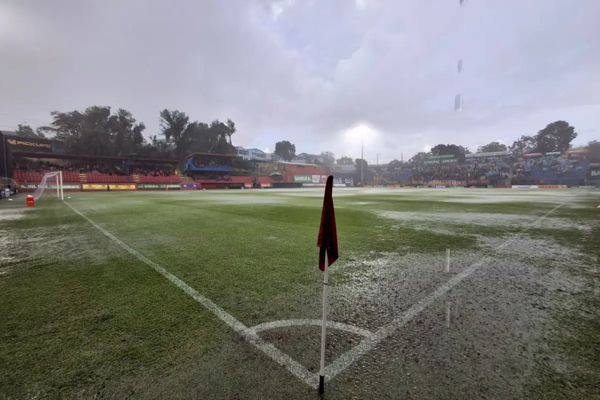 Así lució el estadio Manuel Felipe Carrera de El Trébol tras una fuerte lluvia 