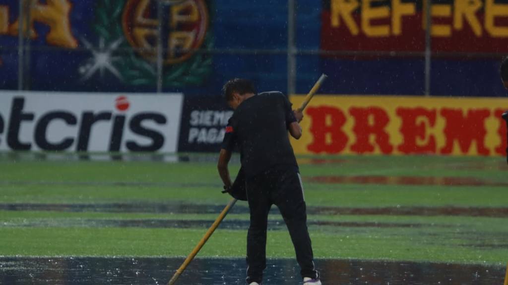 Municipal vs. Cobán Imperial suspendido por lluvia  | Alex Meoño