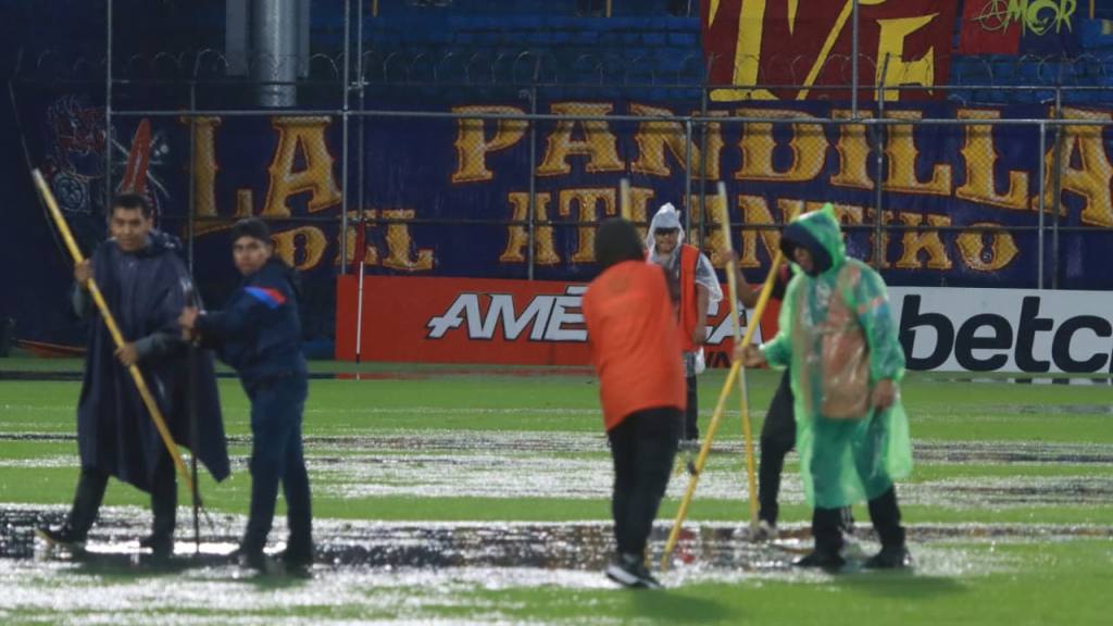 Municipal vs. Cobán Imperial suspendido por lluvia  | Alex Meoño 