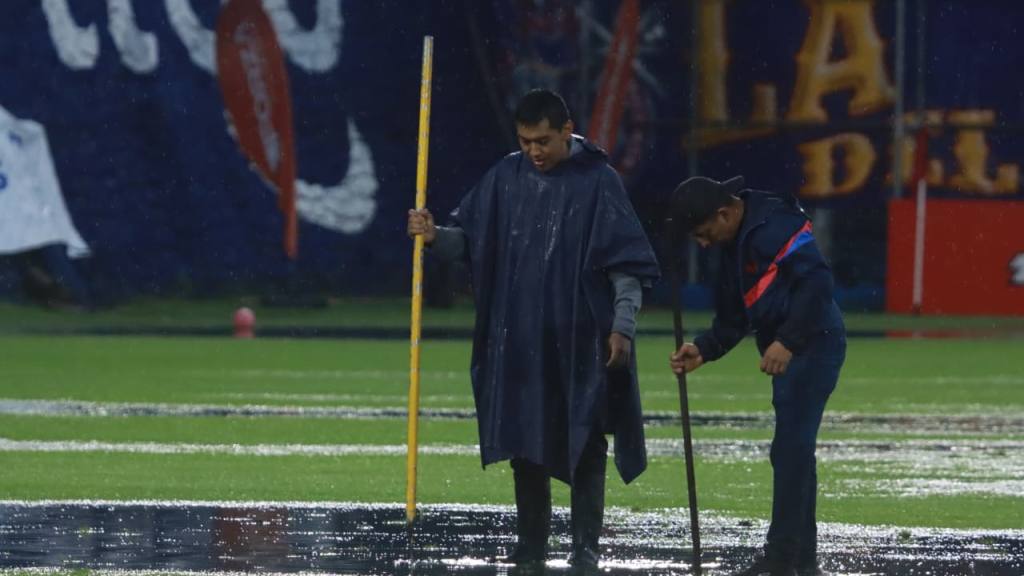 Municipal vs. Cobán Imperial suspendido por lluvia  | Alex Meoño 