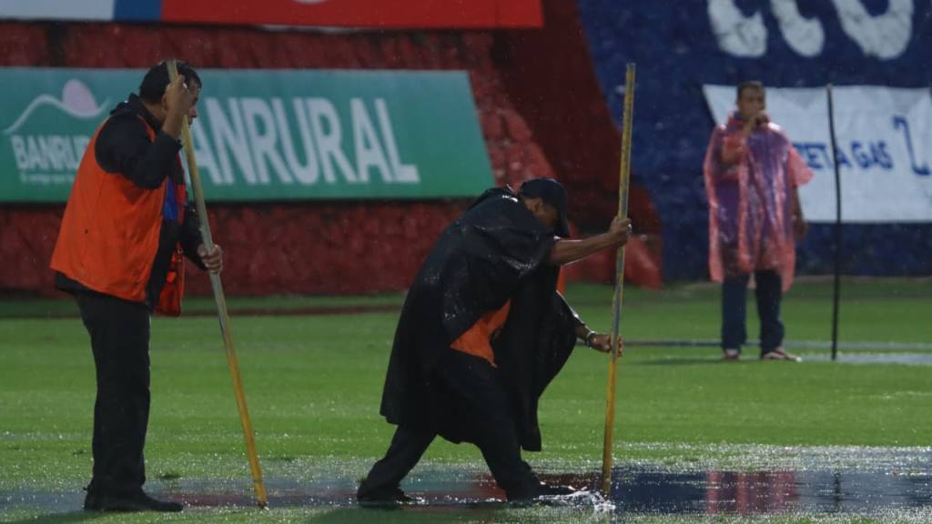 Municipal vs. Cobán Imperial suspendido por lluvia  | Alex Meoño