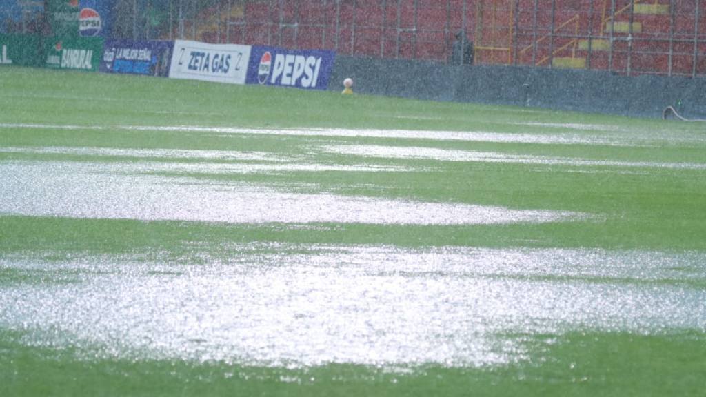 Municipal vs. Cobán Imperial suspendido por lluvia  | Alex Meoño