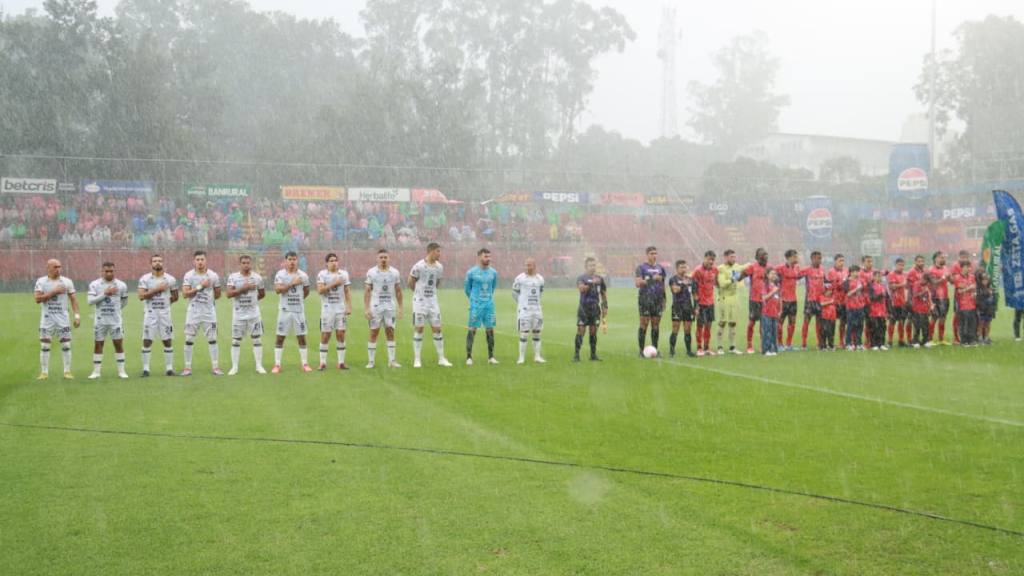 Municipal vs. Cobán Imperial suspendido por lluvia  | Alex Meoño