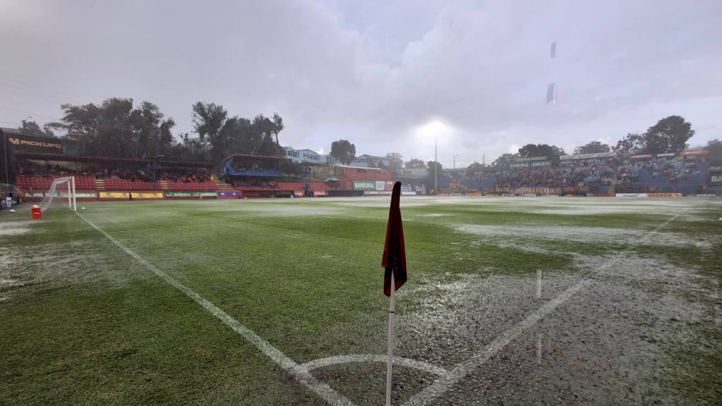 Municipal vs. Cobán Imperial suspendido por lluvia  | Alex Meoño