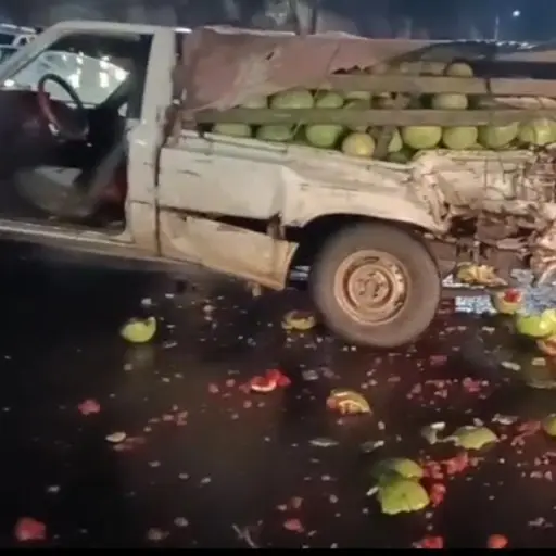 Uno de los carros involucrados en el accidente transportaba sandías. ,PMT de Villa Nueva.