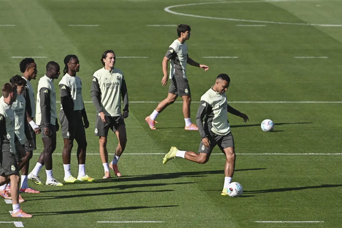El delantero del Real Madrid Kylian Mbappé (d) lanza a puerta durante el entrenamiento del equipo en la ciudad deportiva de Valdebebas,  EFE/Fernando Villar
