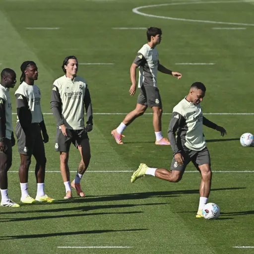 El delantero del Real Madrid Kylian Mbappé (d) lanza a puerta durante el entrenamiento del equipo en la ciudad deportiva de Valdebebas , EFE/Fernando Villar