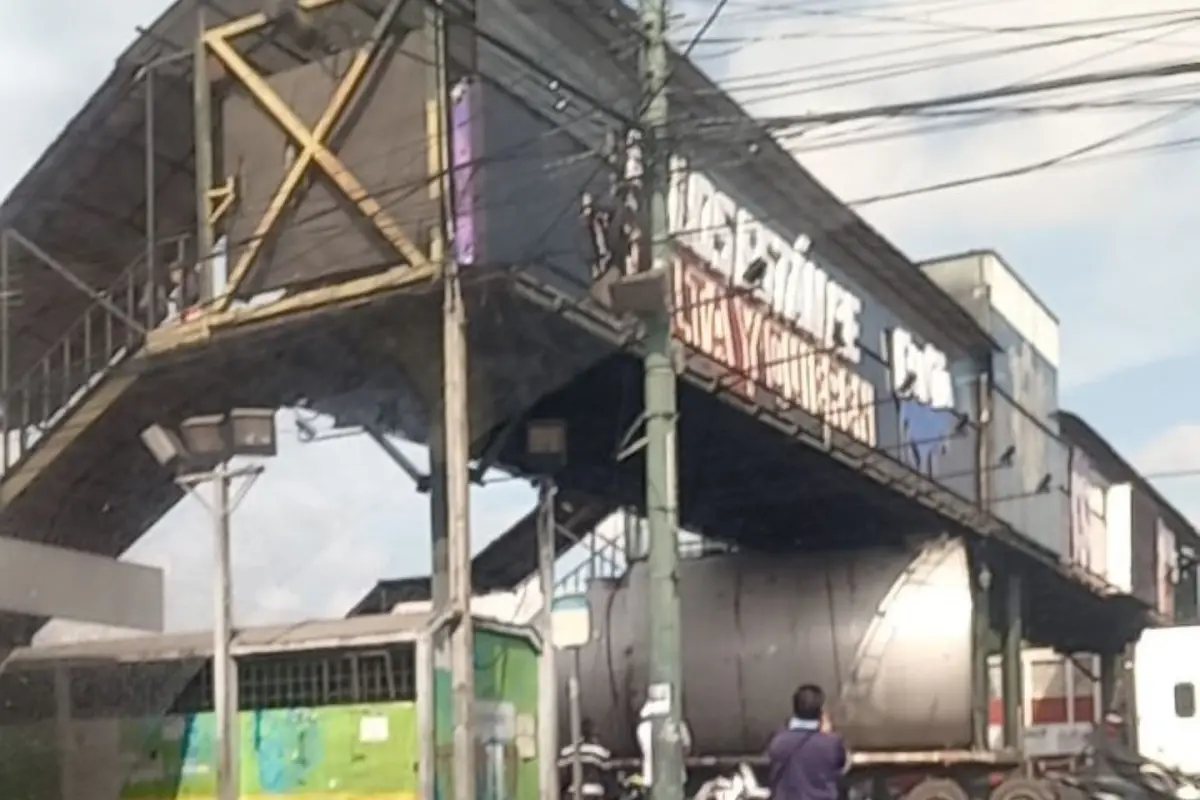 Varios usuarios en redes sociales mostraron imágenes de complicaciones en la Calzada Aguilar Batres., Redes sociales.