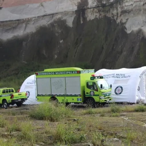 Los trabajos en La Cartonera avanzan por tercer día consecutivo.  ,Bomberos Municipales. 
