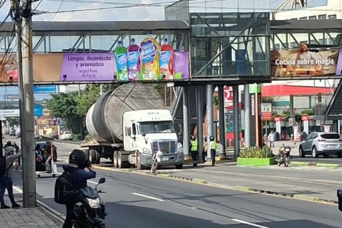 Automovilistas compartieron en redes sociales imágenes del nuevo incidente, ahora cerca de la USAC., Redes sociales.