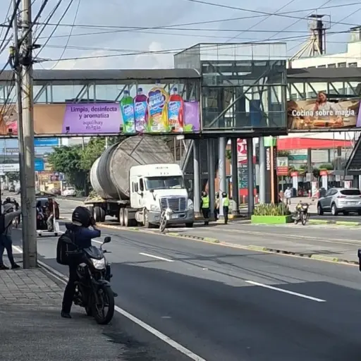 Automovilistas compartieron en redes sociales imágenes del nuevo incidente, ahora cerca de la USAC. ,Redes sociales.