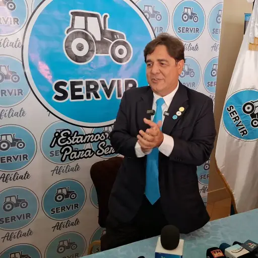El empresario Carlos Pineda dirigió algunas palabras a sus correligionarios en el partido SERVIR.  ,Alex Meoño