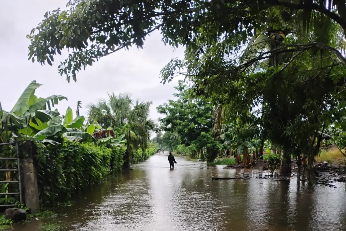Los pobladores de estos cuatro poblados tuvieron que caminar entre el agua, a causa de las lluvias. , Conred.