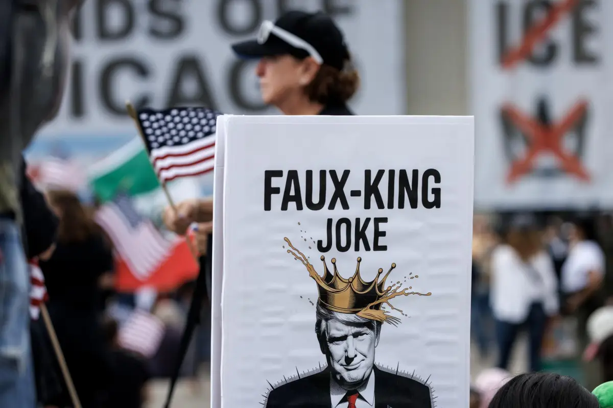 Una mujer fue captada este sábado, 18 de octubre, al portar un cartel y participar de la jornada de protestas antigubernamentales contra la Administración Trump, denominada "No Kings" ("No queremos reyes"), en el centro de Chicago (Illinois, EE, UU