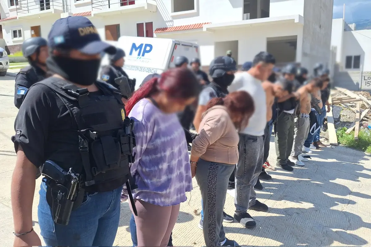 El MP presentó a los reos fugados y los otros detenidos en el marco del operativo de recaptura. , Ministerio Público.
