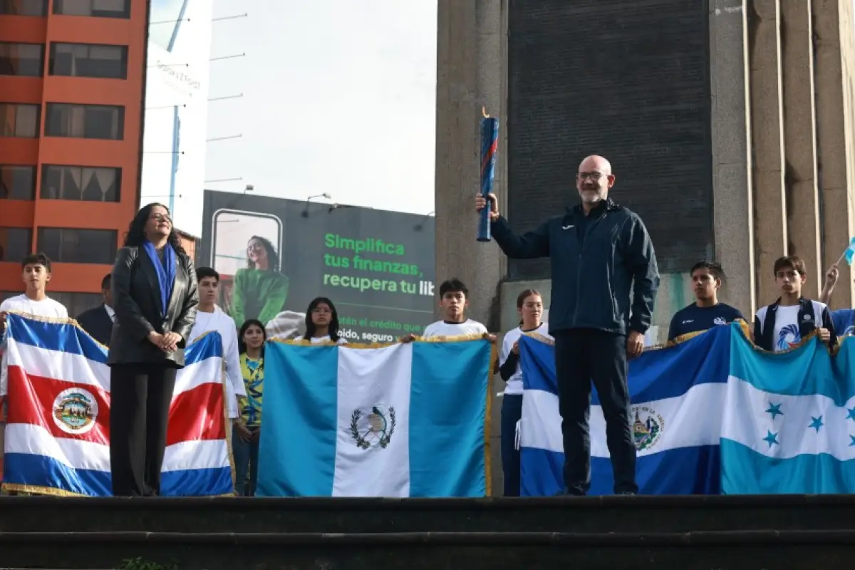 Gerardo Aguirre, presidente del Comité Olímpico Guatemalteco (COG) con el Fuego Sagrado Centroamericano 