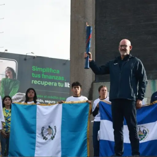 Gerardo Aguirre, presidente del Comité Olímpico Guatemalteco (COG) con el Fuego Sagrado Centroamericano 