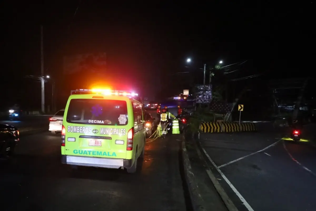 Al lugar del accidente acudieron los cuerpos de rescate para confirmar que la víctima falleció. , Bomberos Municipales