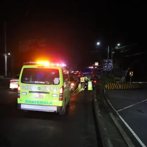 Al lugar del accidente acudieron los cuerpos de rescate para confirmar que la víctima falleció.  ,Bomberos Municipales