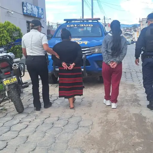 Ambas detenidas fueron llevadas a un juzgado para solventar su situación legal. ,PNC de Guatemala.