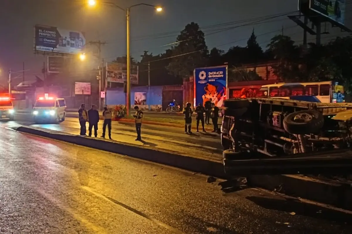 La unidad de transporte bloqueó el paso con dirección a la Ciudad de Guatemala. , Bomberos Voluntarios.