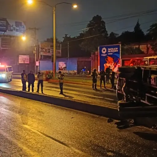 La unidad de transporte bloqueó el paso con dirección a la Ciudad de Guatemala.  ,Bomberos Voluntarios.