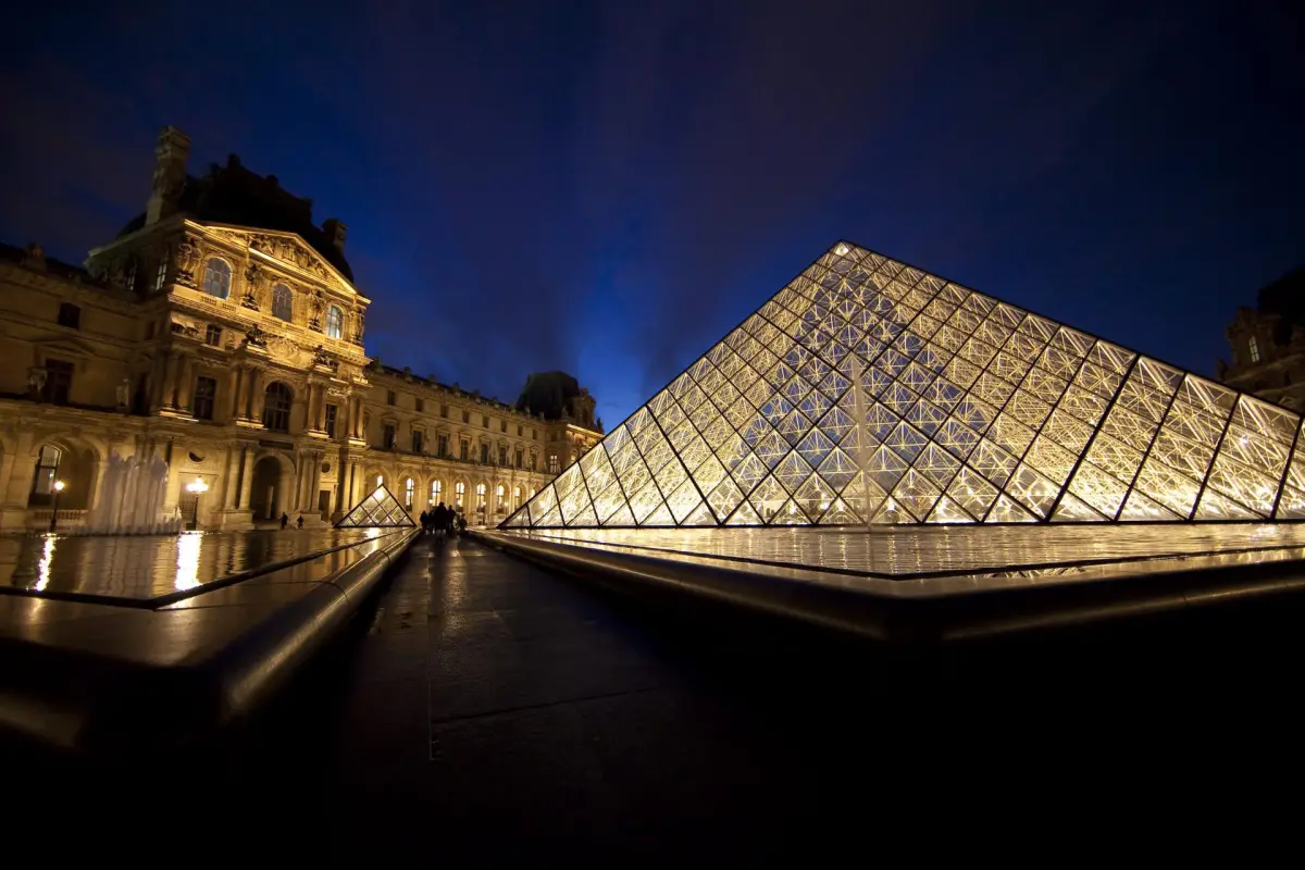 Foto de archivo con una vista de la pirámide de la entrada al museo del Louvre, en París EFE/IAN LANGSDON
,