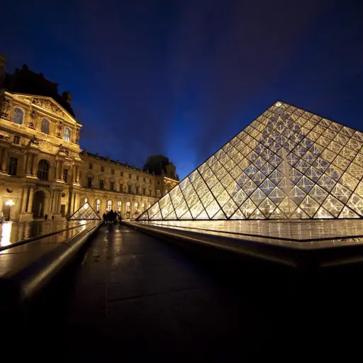 Foto de archivo con una vista de la pirámide de la entrada al museo del Louvre, en París EFE/IAN LANGSDON ,