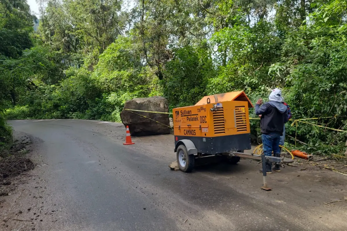 Las cuadrillas de trabajo retiraron material rocoso para permitir el paso en la carretera., COVIAL-CIV.