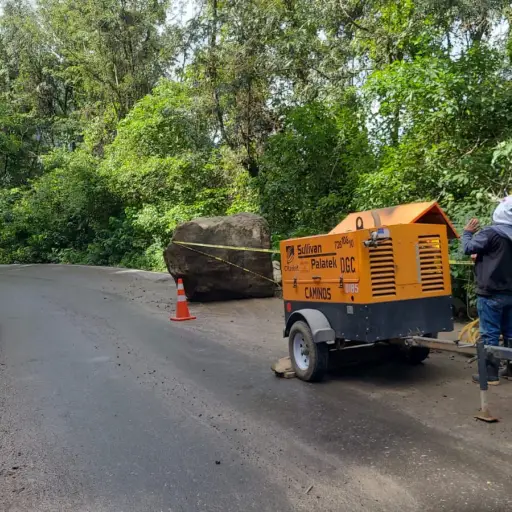 Las cuadrillas de trabajo retiraron material rocoso para permitir el paso en la carretera. ,COVIAL-CIV.
