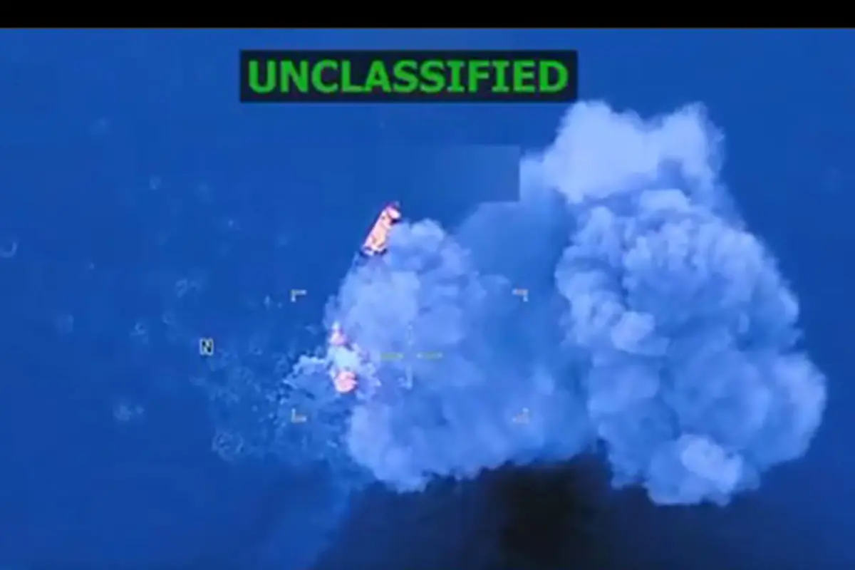 Captura de pantalla de un video publicado en la cuenta oficial de la red social X @SecWar del secretario del Departamento de Defensa estadounidense, Pete Hegseth que muestra un ataque contra una embarcación en aguas del mar Caribe,  EFE/ @SecWar
