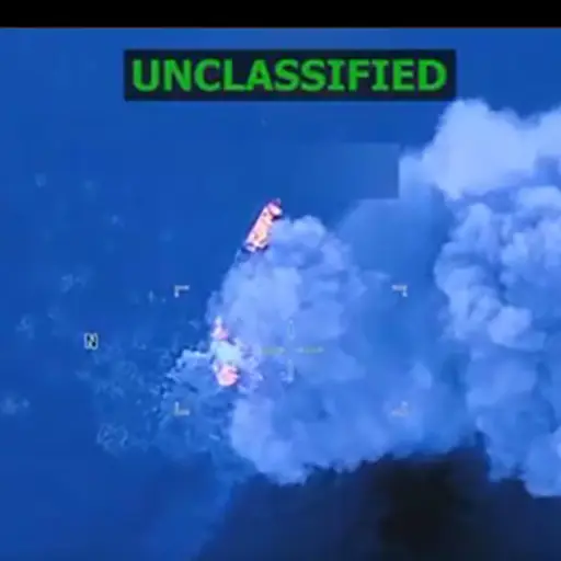 Captura de pantalla de un video publicado en la cuenta oficial de la red social X @SecWar del secretario del Departamento de Defensa estadounidense, Pete Hegseth que muestra un ataque contra una embarcación en aguas del mar Caribe , EFE/ @SecWar