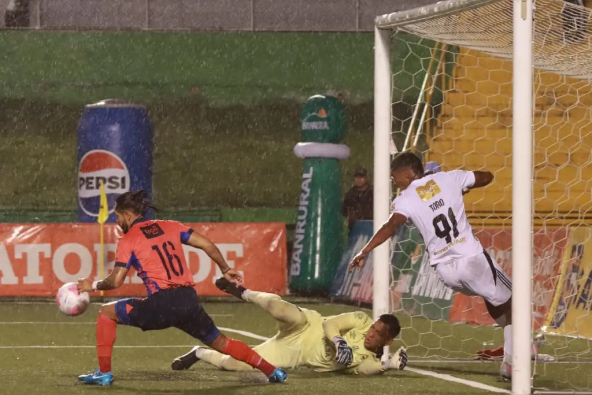 Comunicaciones y Municipal disputaron el clásico 335 del futbol guatemalteco