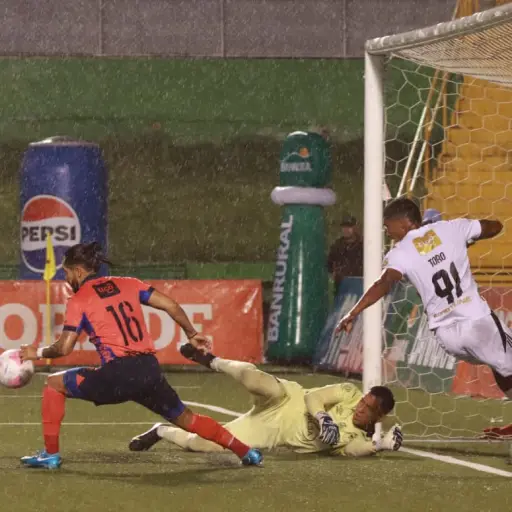 Comunicaciones y Municipal disputaron el clásico 335 del futbol guatemalteco 