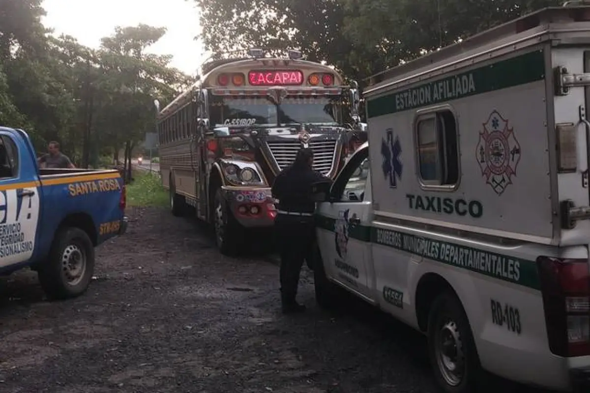 La persona sin vida fue hallada dentro de la unidad., Bomberos Municipales Departamentales