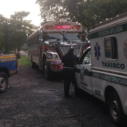 La persona sin vida fue hallada dentro de la unidad. ,Bomberos Municipales Departamentales