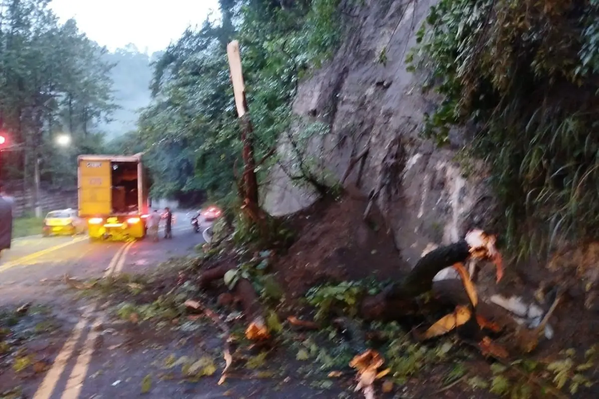 Un carril y medio están cubiertos de la carretera en el tramo entre Boca del Monte y la capital., PMT de Villa Canales