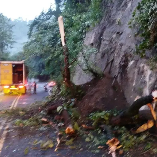 Un carril y medio están cubiertos de la carretera en el tramo entre Boca del Monte y la capital. ,PMT de Villa Canales