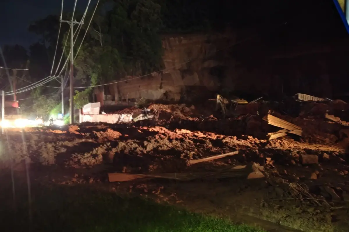 Derrumbe en km 24 de ruta a El Salvador obstruye los cuatro carriles, Cortesía