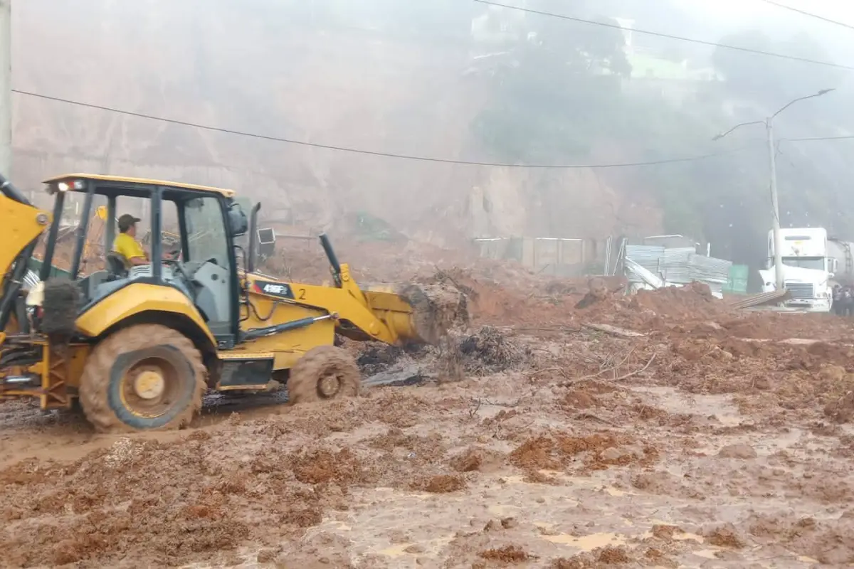 El derrumbe en el km. 24 de ruta a El Salvador cubre los cuatro carriles., PMT de Villa Canales
