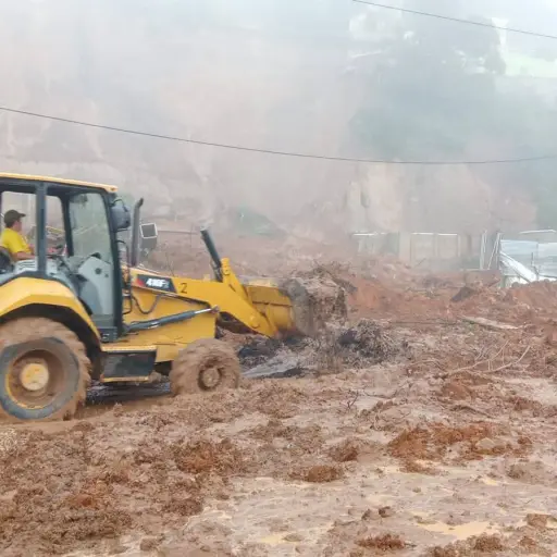 El derrumbe en el km. 24 de ruta a El Salvador cubre los cuatro carriles. ,PMT de Villa Canales