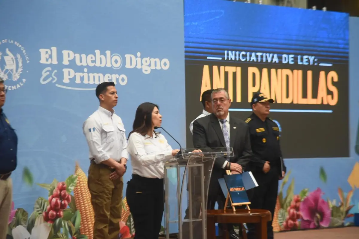 El presidente Bernardo Arévalo y autoridades de la PNC y Gobernación, entre otras instituciones, durante la conferencia "La Ronda", el 6 de octubre de 2025., Omar Solís/Emisoras Unidas