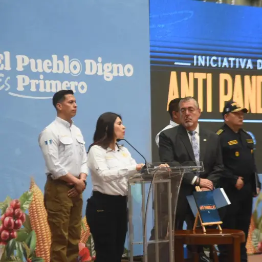El presidente Bernardo Arévalo y autoridades de la PNC y Gobernación, entre otras instituciones, durante la conferencia 
